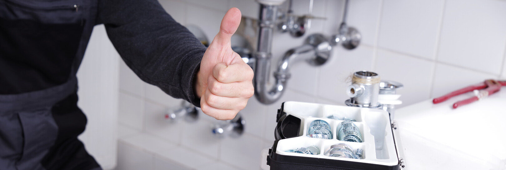 Installateur bei der Arbeit in einem Badezimmer
